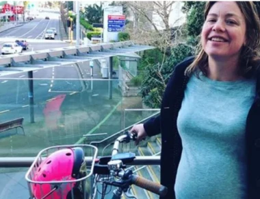 Υπουργός της Νέας Ζηλανδίας πήγε στο νοσοκομείο να γεννήσει με ποδήλατο